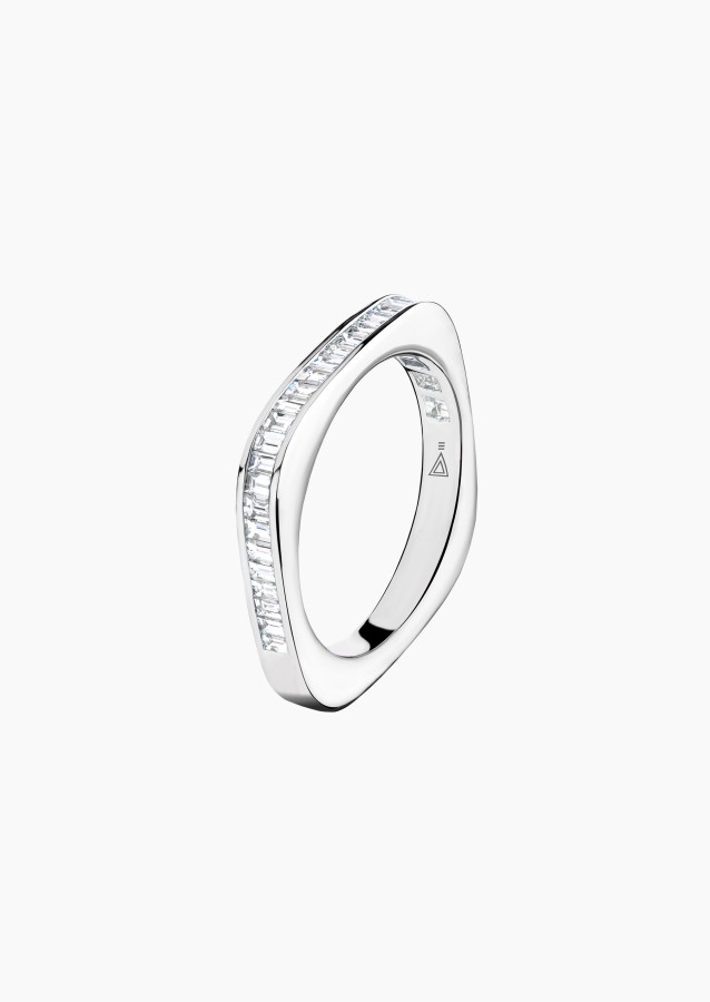 
                                                                                    Intrépide wedding ring in gold and diamonds / Lepage
                                                                            