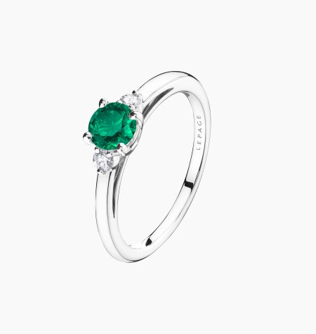 
                                                                                            Passion ring in gold, emerald and diamonds / Lepage
                                                                                    