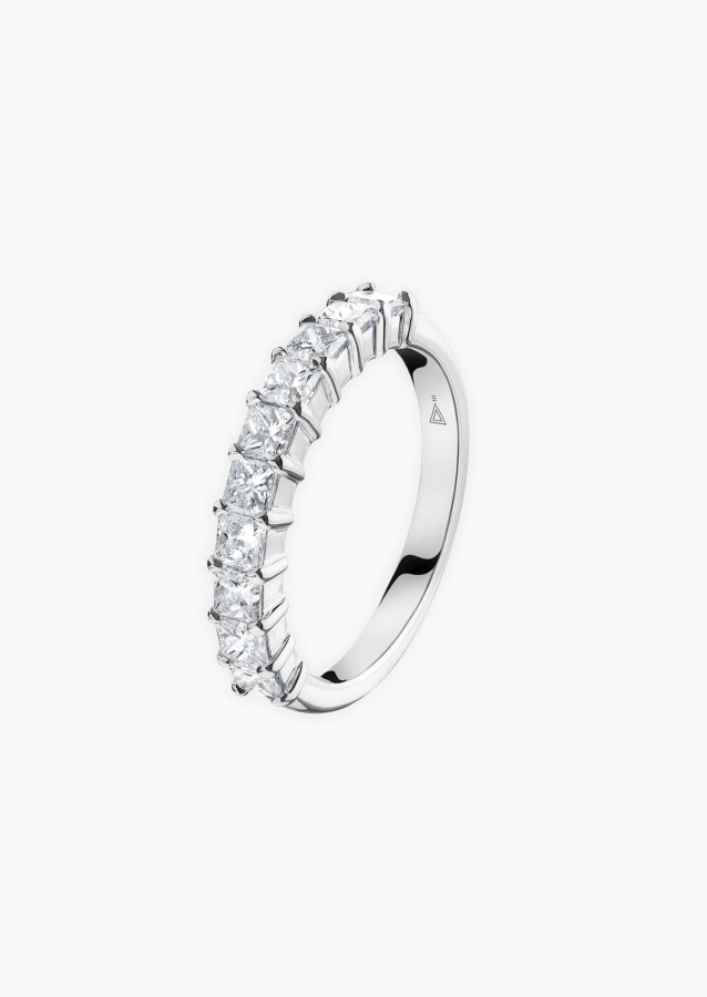
                                                                                    Malicieuse wedding ring in gold and princess-cut diamonds / Lepage
                                                                            