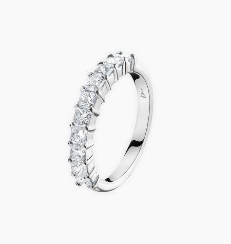 
                                                                                    Alliance Malicieuse en or et diamants taille princesse / Lepage
                                                                            