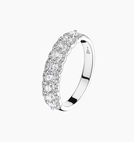 
                                                                                    Duchesse wedding ring in gold and diamonds / Lepage
                                                                            