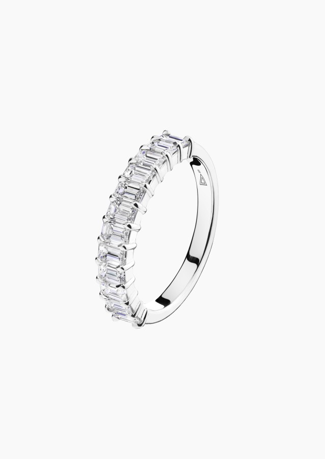 
                                                                                    Audacieuse wedding ring in gold with emerald-cut diamonds / Lepage
                                                                            