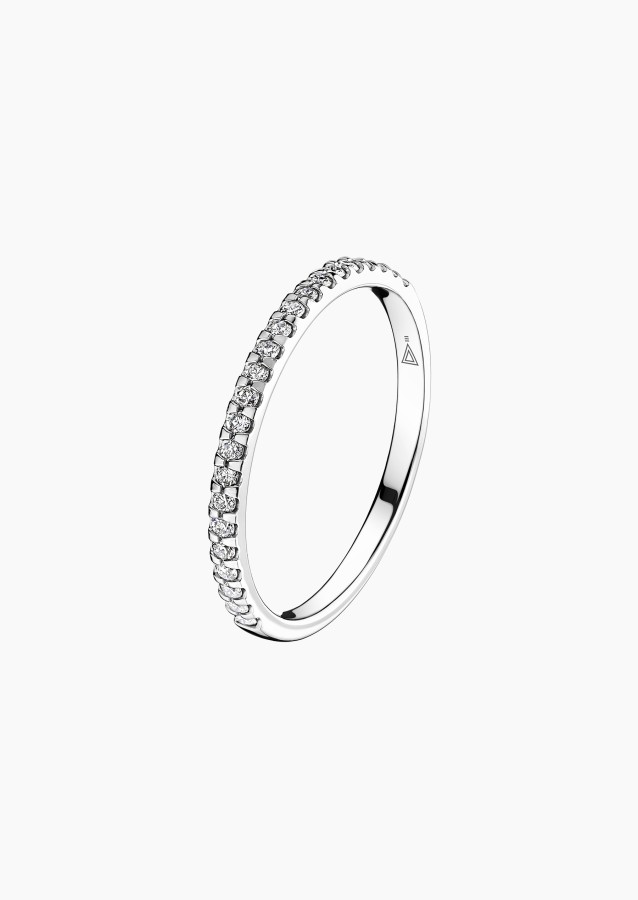 
                                                                                    Jolie Majesté wedding ring in gold and diamonds / Lepage
                                                                            