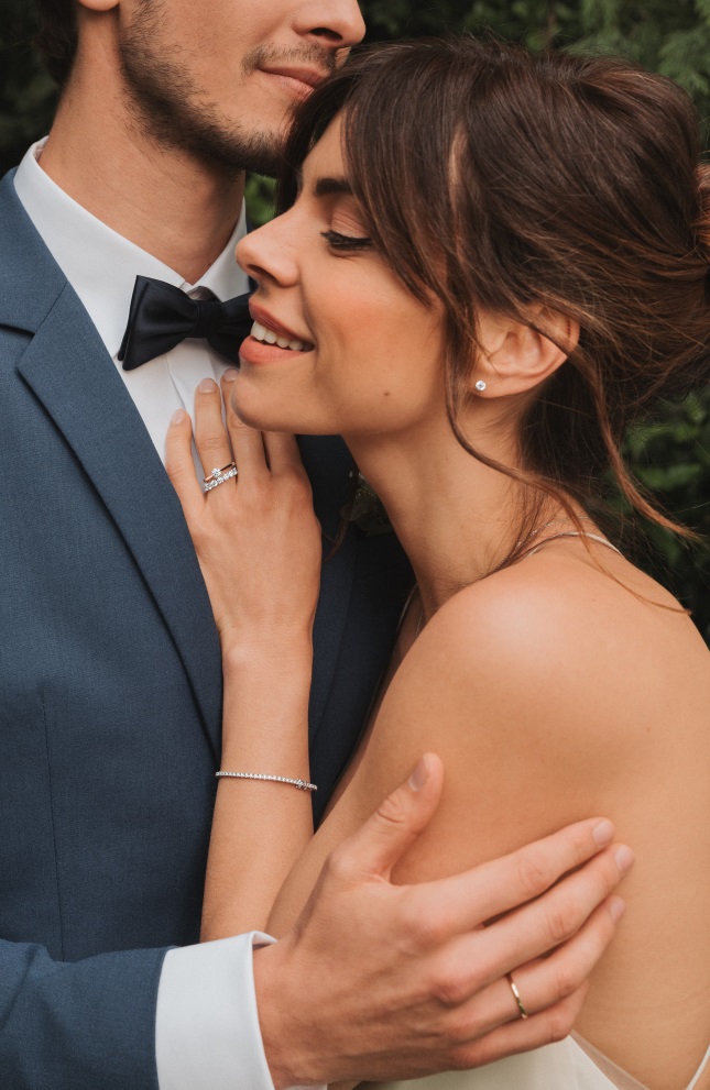 Focus on the bracelet, ring and earrings in white gold and diamonds 