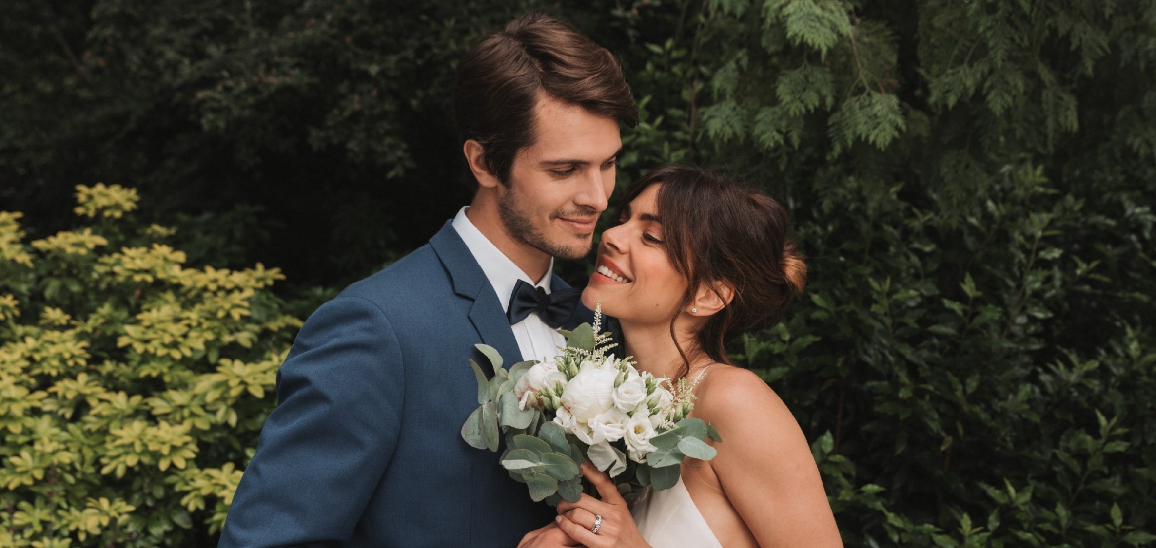 Outdoor wedding with lepage jewellery 