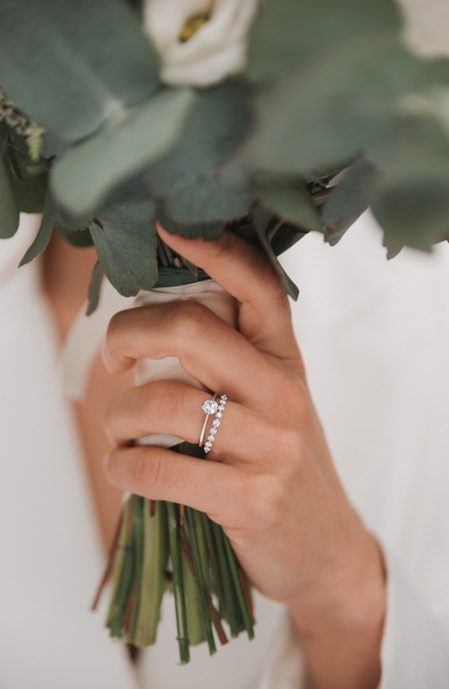 zoom on the idylle ring in white gold and diamond 