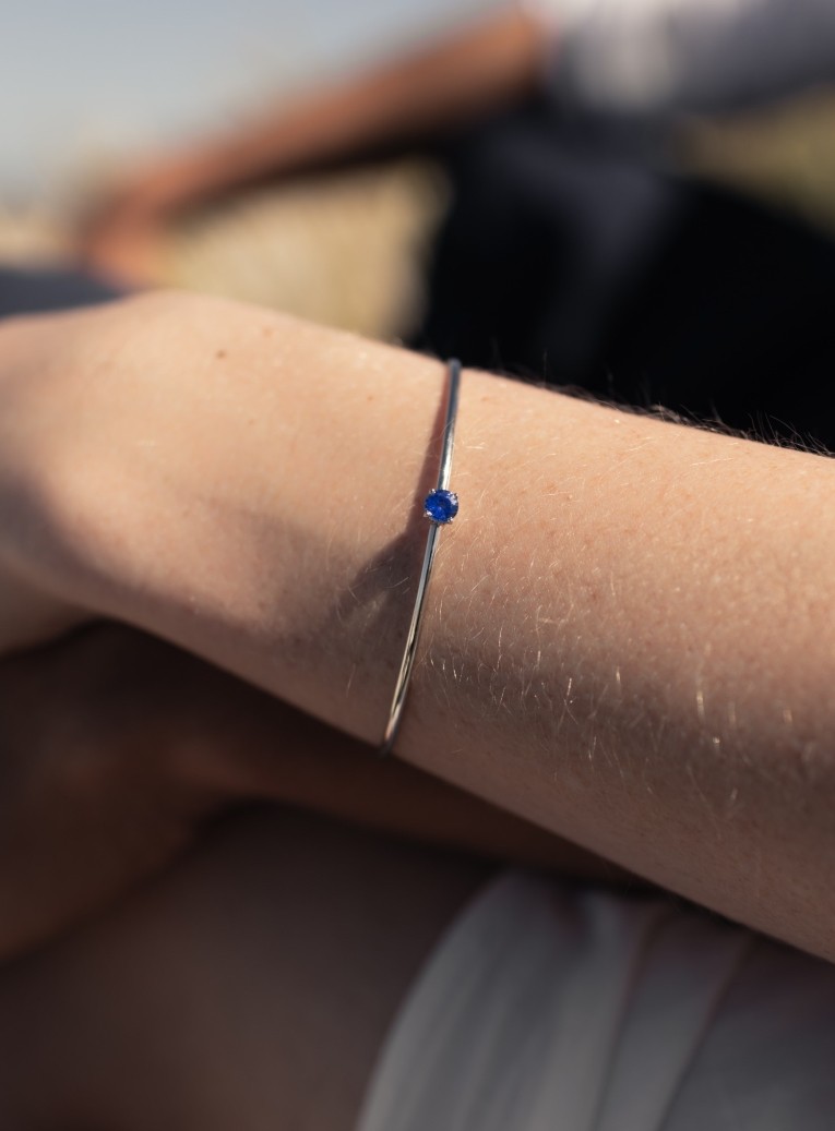 Pure gold and sapphire flexible band bracelet 