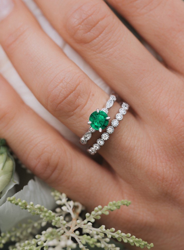 Solitaire in white gold and high-quality emerald