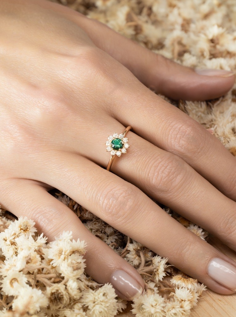 Marguerite ring - Emerald and diamonds 