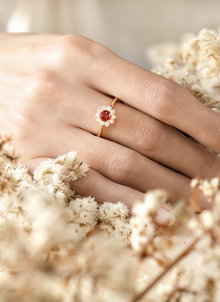 Marguerite ring - Ruby and diamonds 