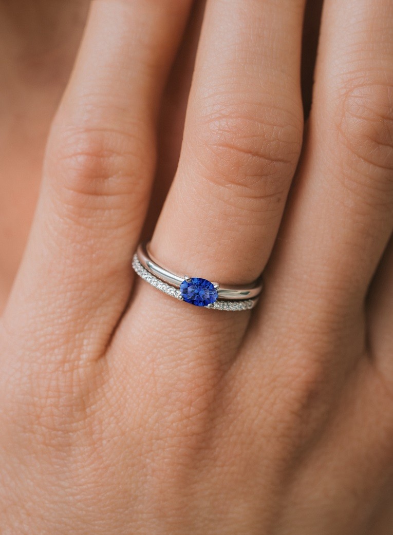 Evidence ring in white gold and sapphire
