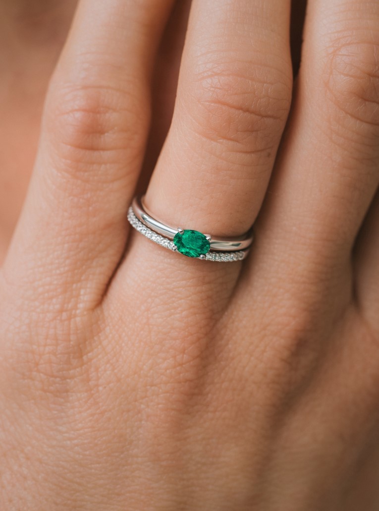 Evidence ring in white gold and emerald