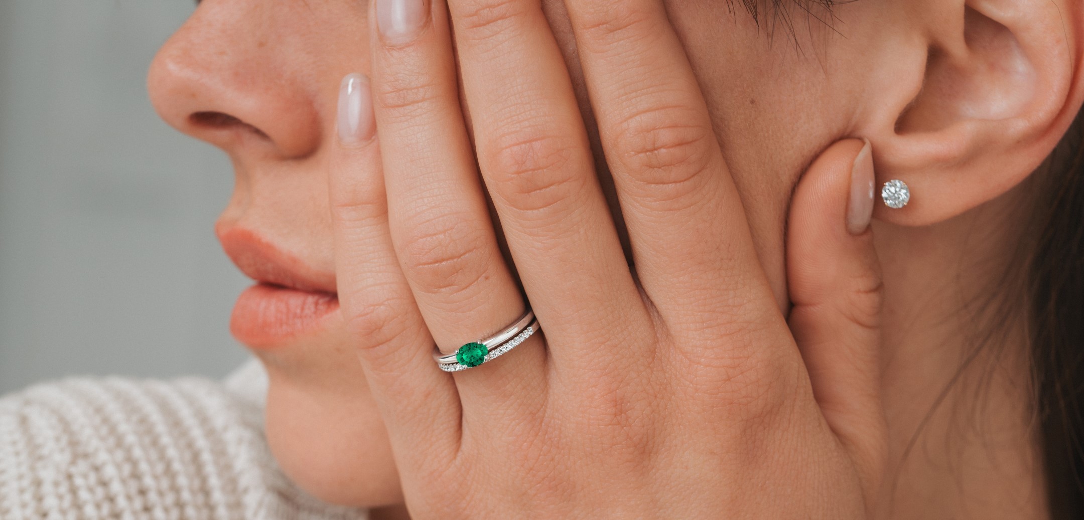 Evidence ring in white gold and emerald