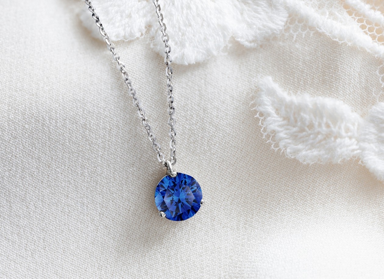 necklace in white gold, sapphire and diamonds