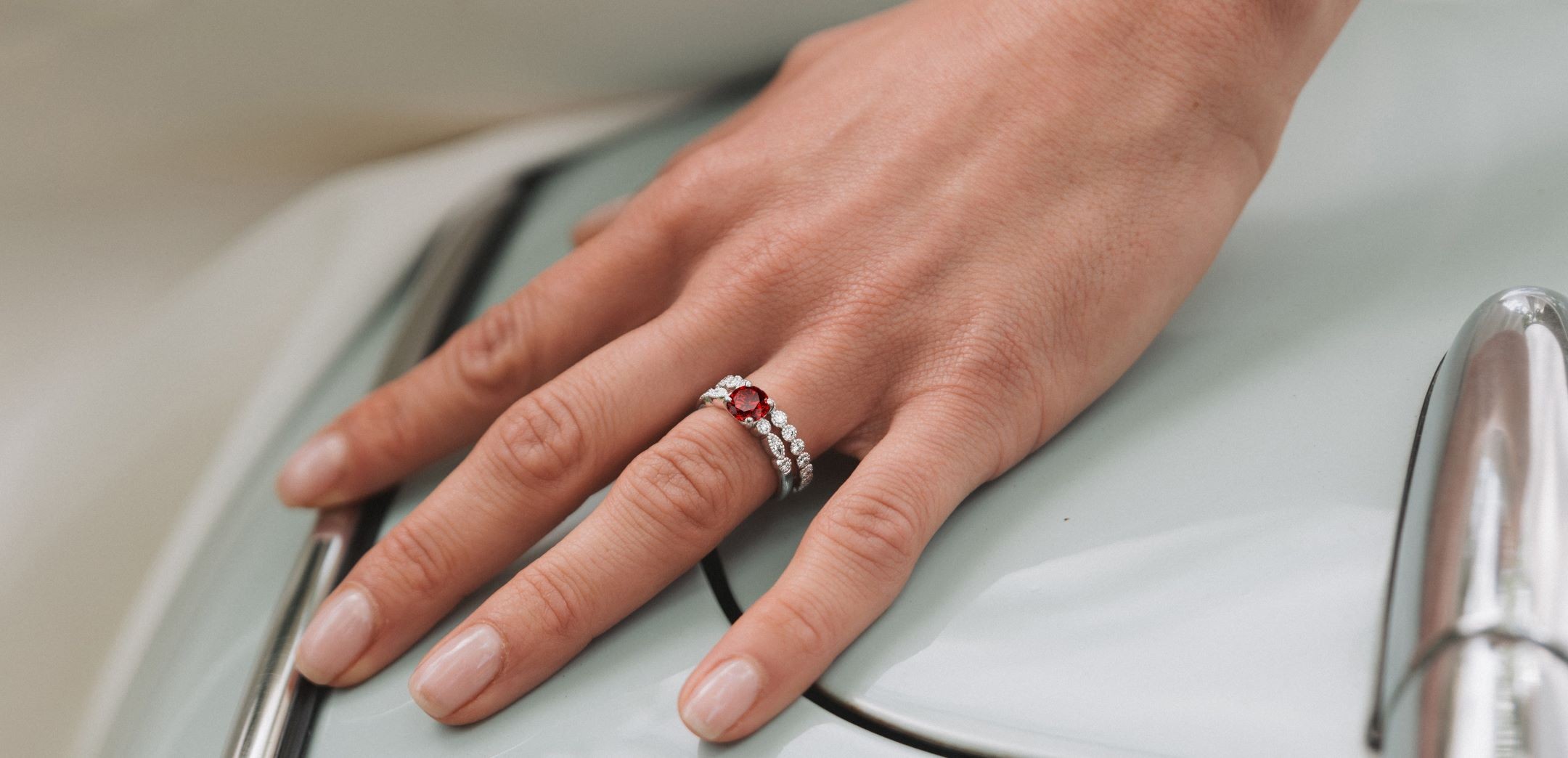 coquette solitaire in white gold and ruby 