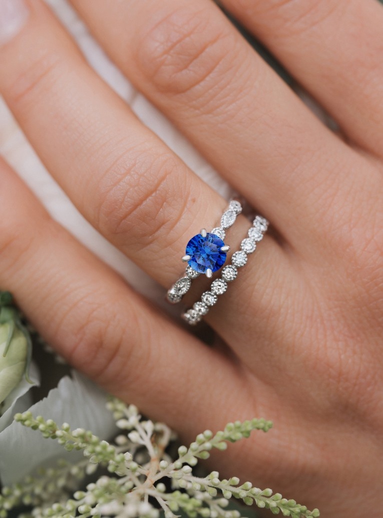 coquette solitaire in white gold and sapphire