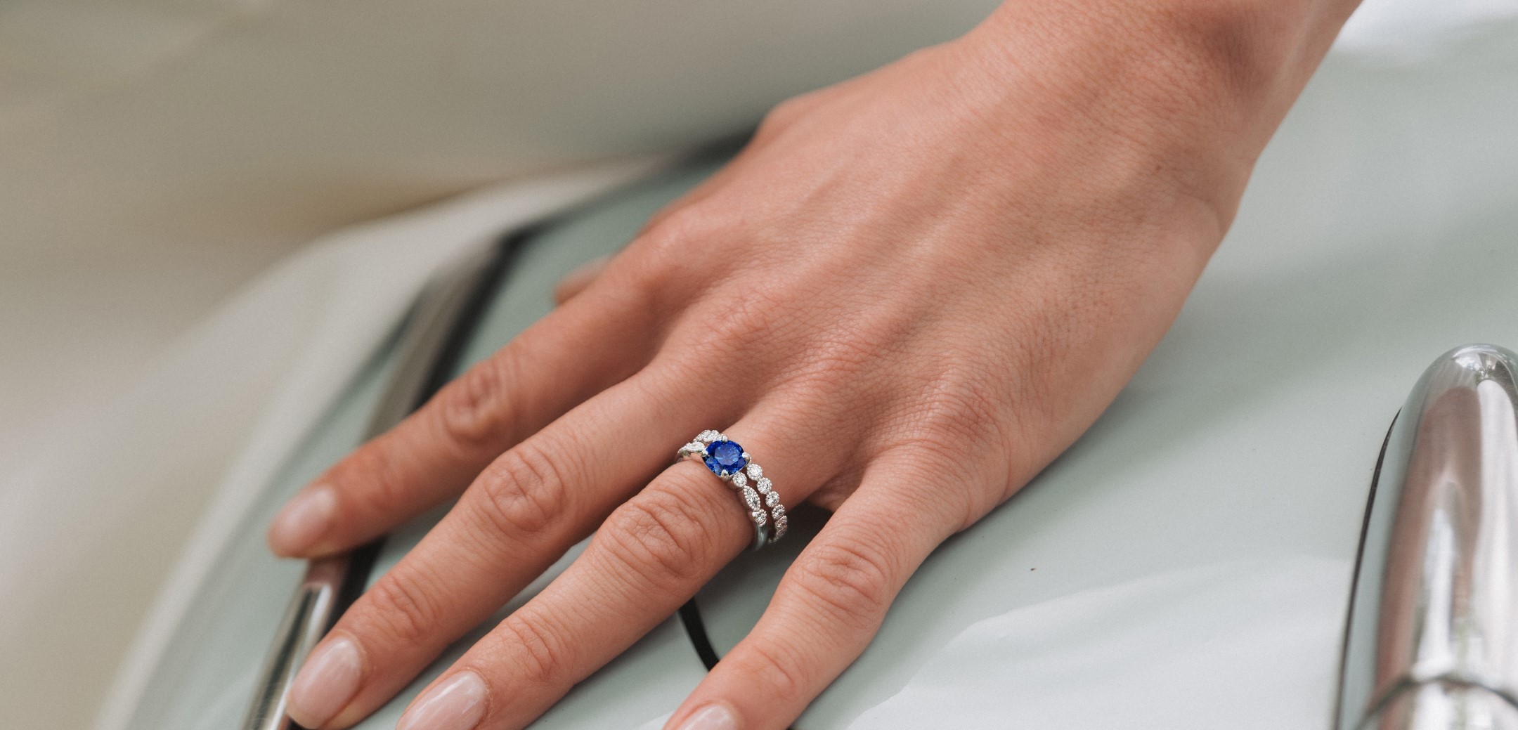 coquette solitaire in white gold and sapphire