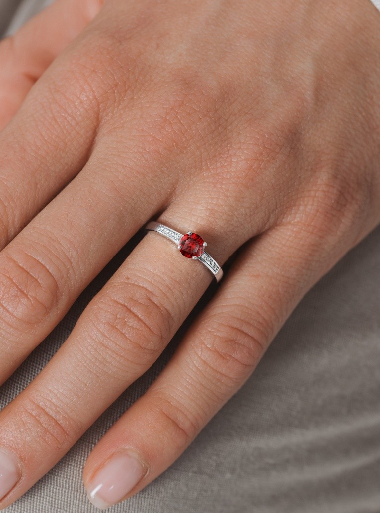 Aristide focus solitaire produced in gold and ruby