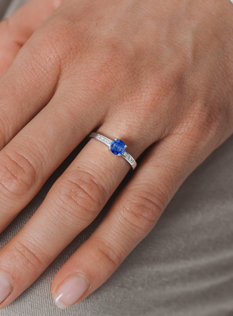 Aristide focus solitaire produced in gold and sapphire 