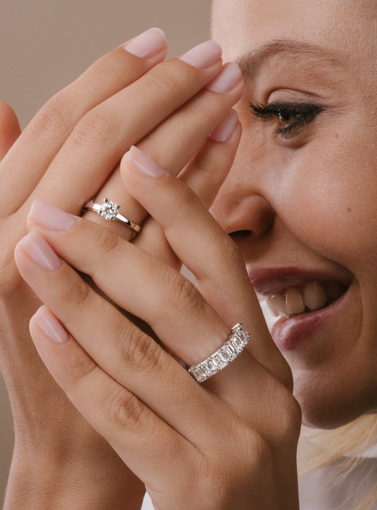 a bold alliance worn by a woman 