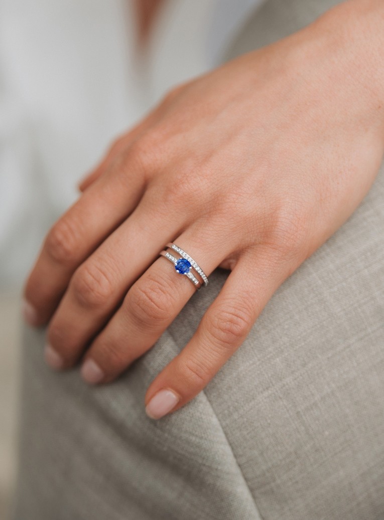 focus on the Achille solitaire in gold and sapphire 