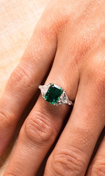 bague cléo pièce exceptionnelle en platine, émeraude et diamants