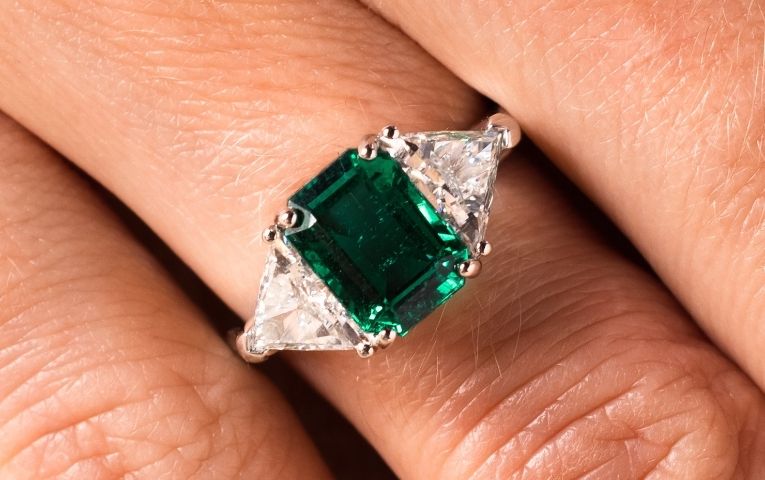 Lepage Cléo ring in platinum, emerald and diamonds