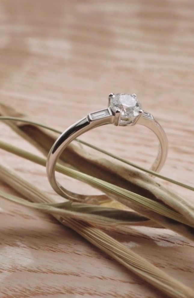 Albert engagement ring in gold and diamonds