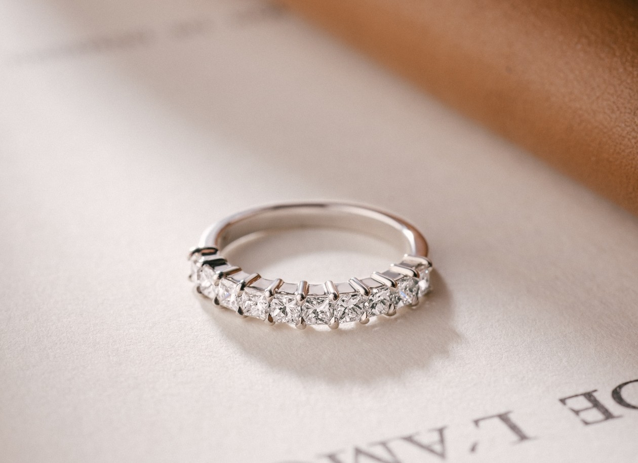 focus on the mischievous ring in white gold and diamonds 