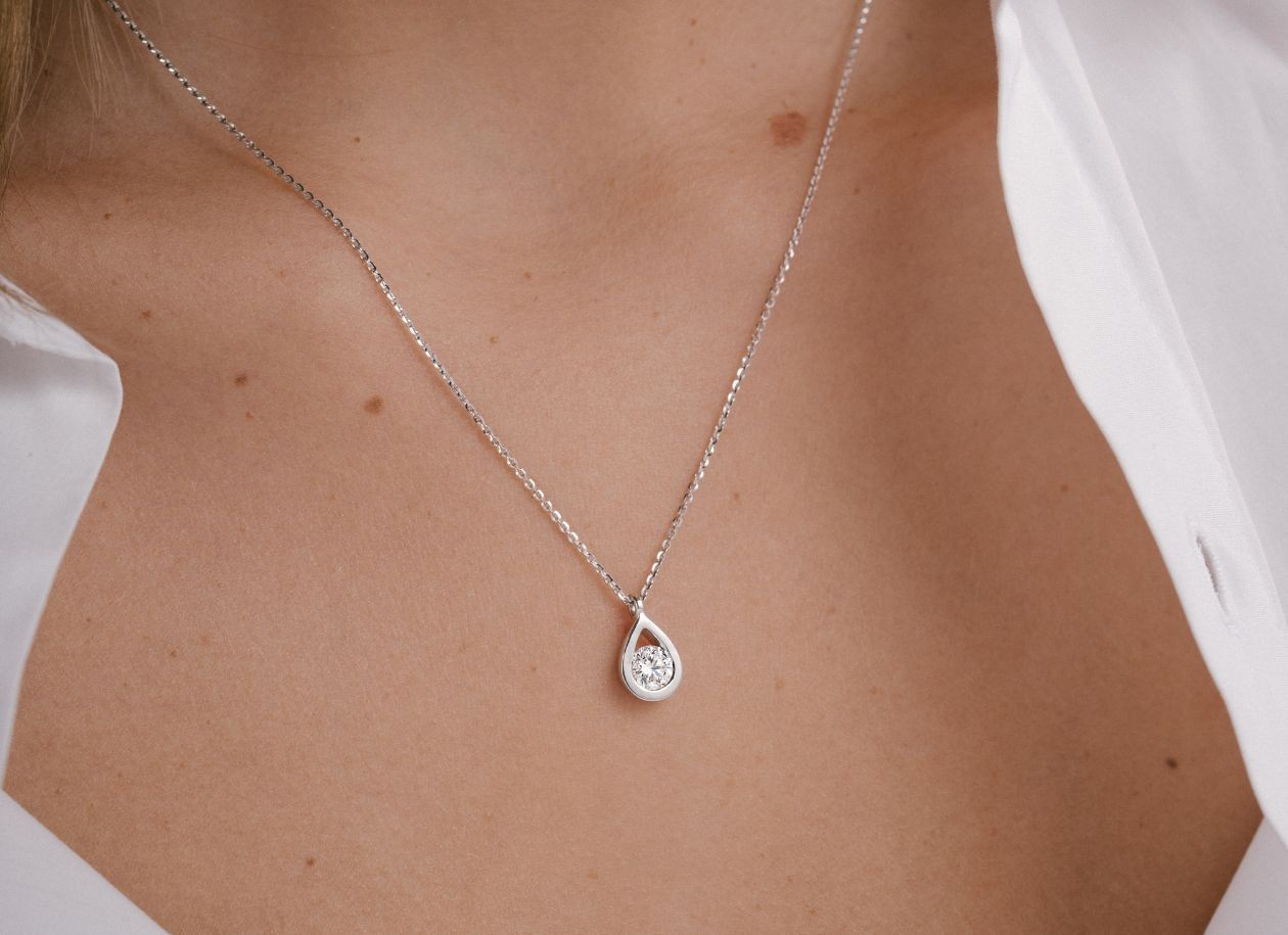 focus on the bold white gold and diamond necklace 