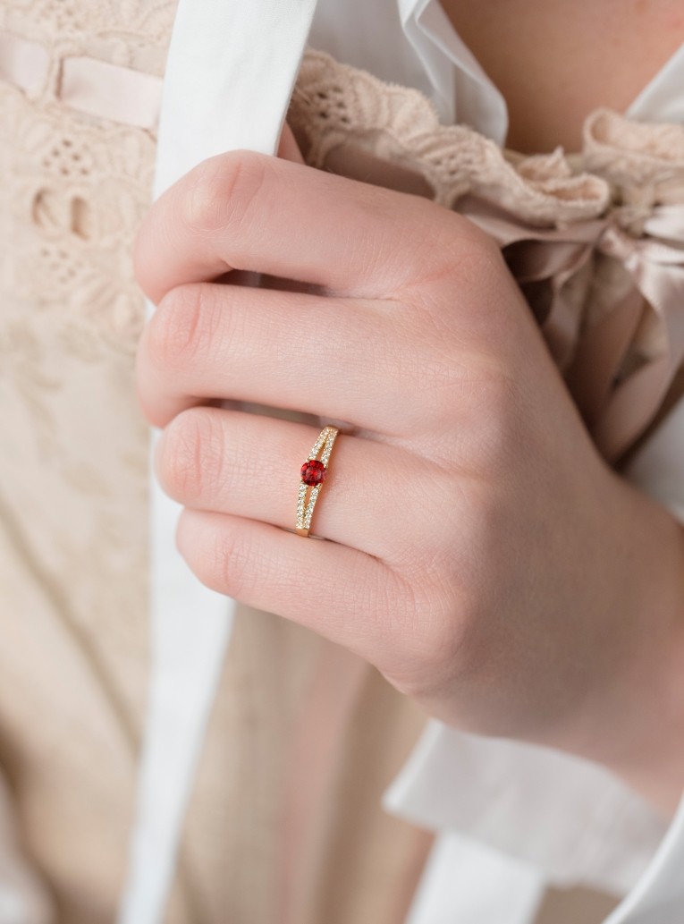 First lady's solitaire in white gold and ruby