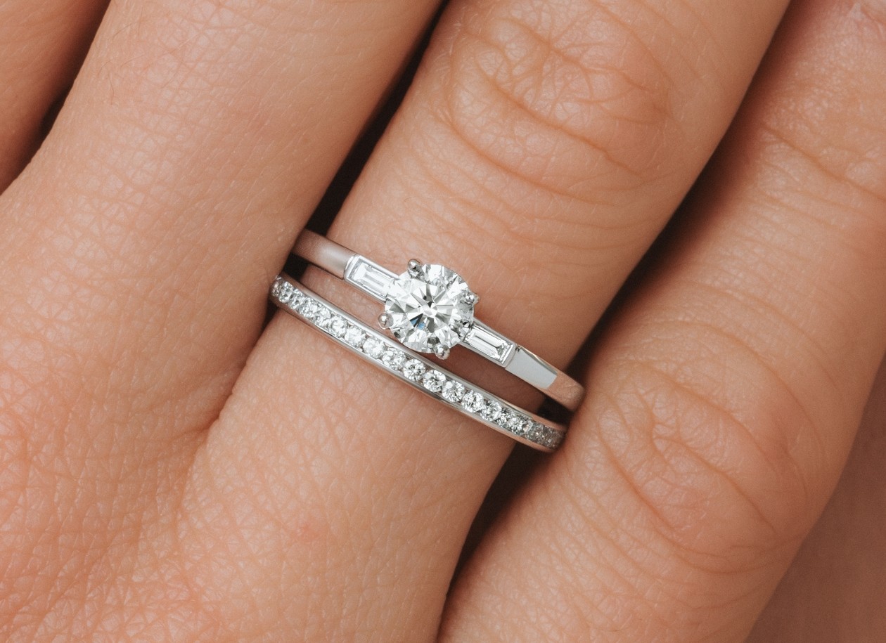 Destinée wedding ring in gold and diamonds 