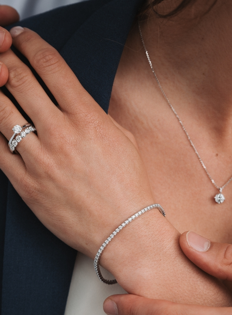 zoom on a lepage necklace, bracelet and ring in white gold and diamonds 