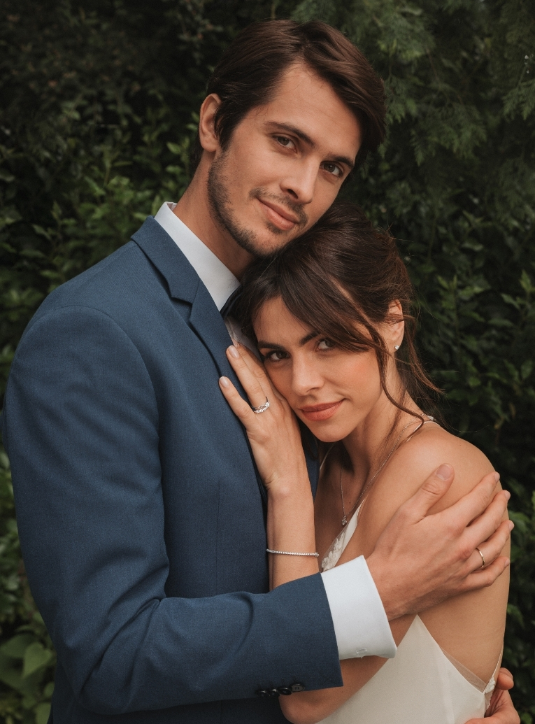 Young married couple, the woman wears an Eternelle wedding ring in gold and diamonds