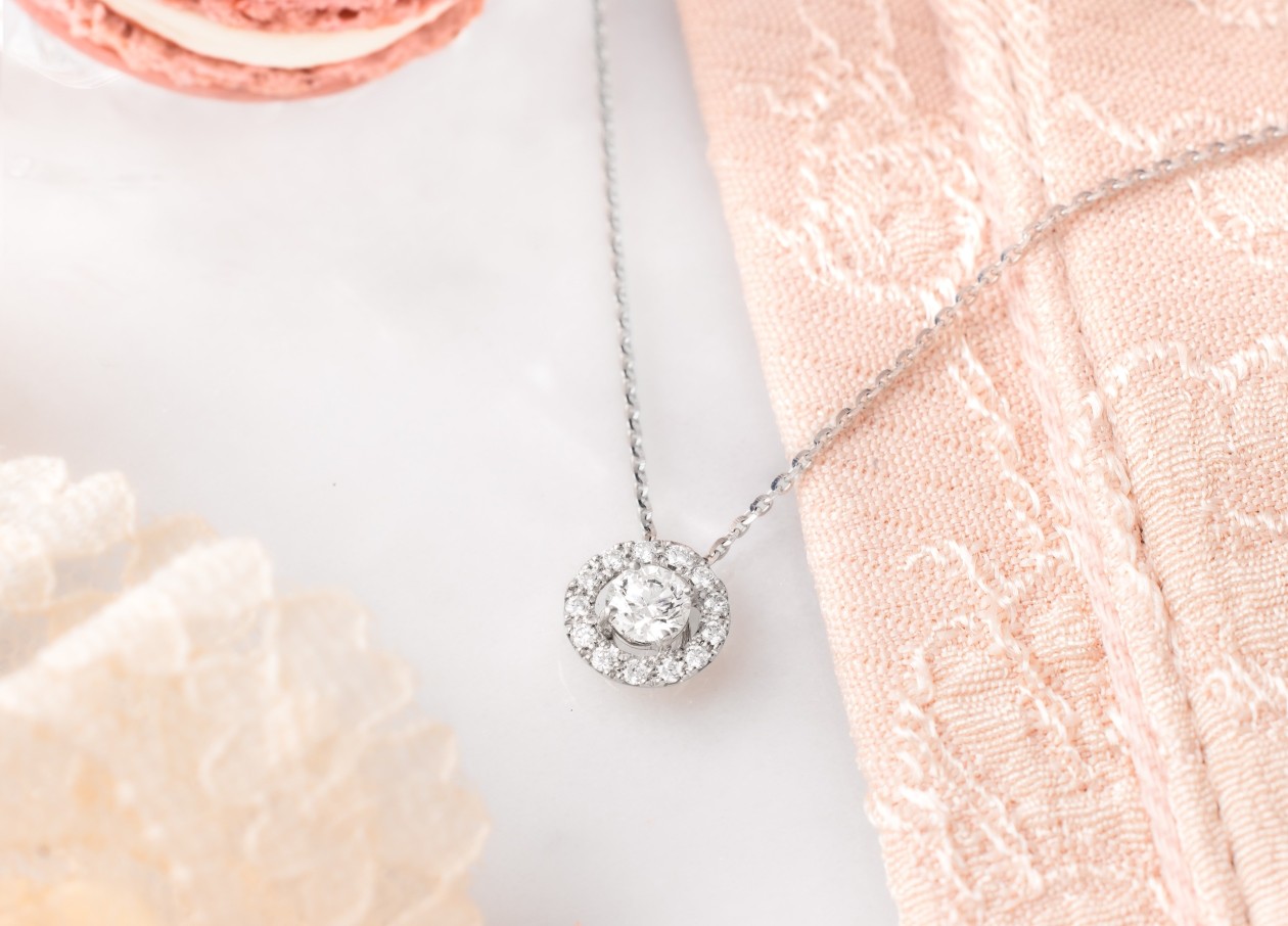 Coquette necklace in gold and diamonds