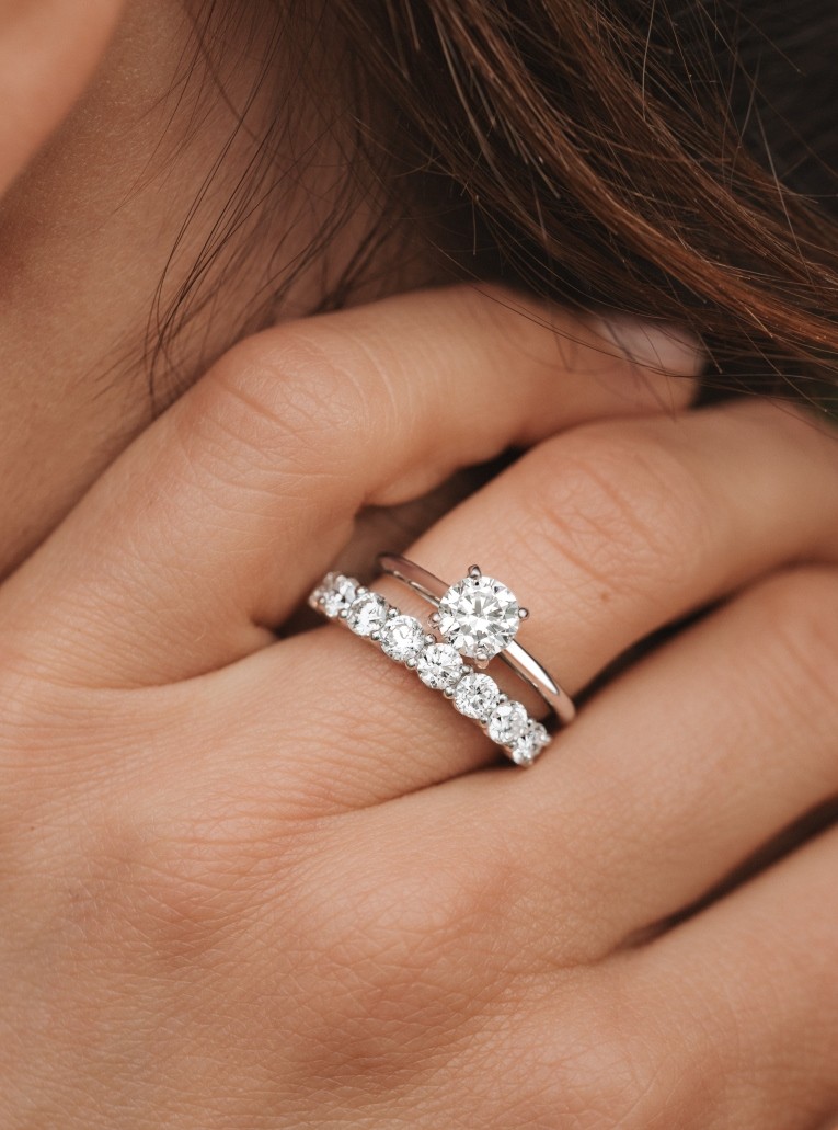 Majesté wedding ring in gold and diamonds 