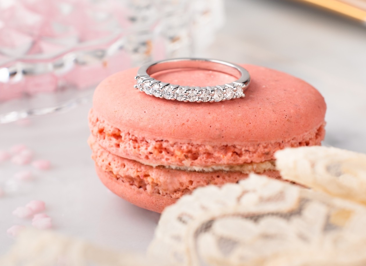 Majesté wedding ring in gold and diamonds 