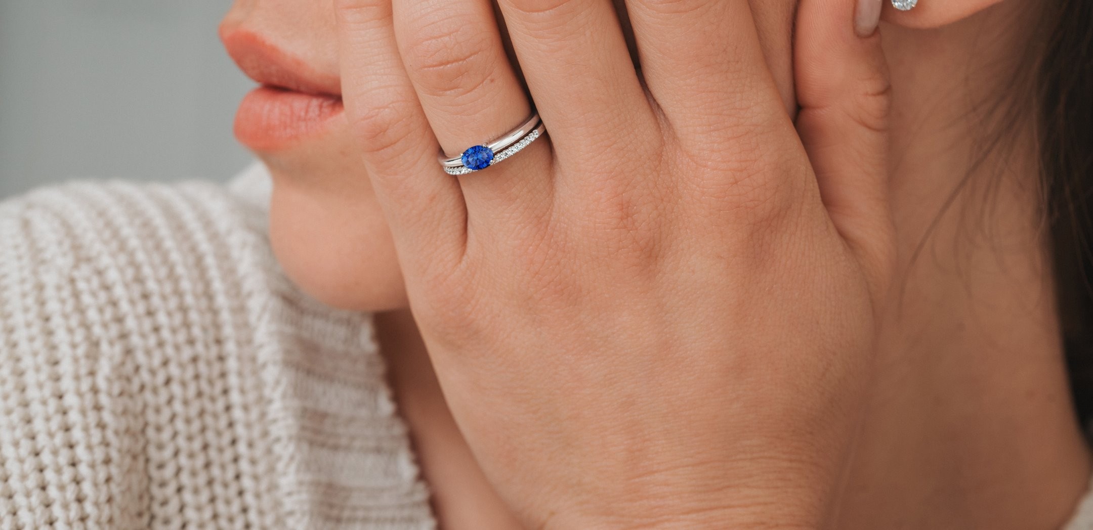 Evidence ring in white gold and sapphire
