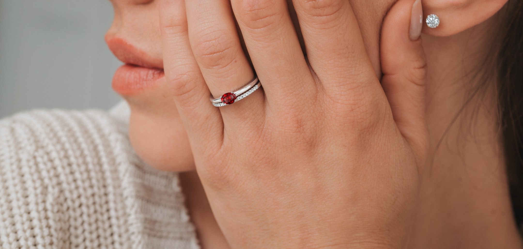 Evidence ring in white gold and ruby